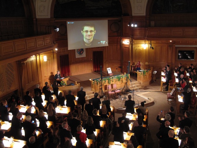 Standing ovations for Edward Snowden during the Ceremony! // Applaus für Edward Snowden während der Zeremonie!